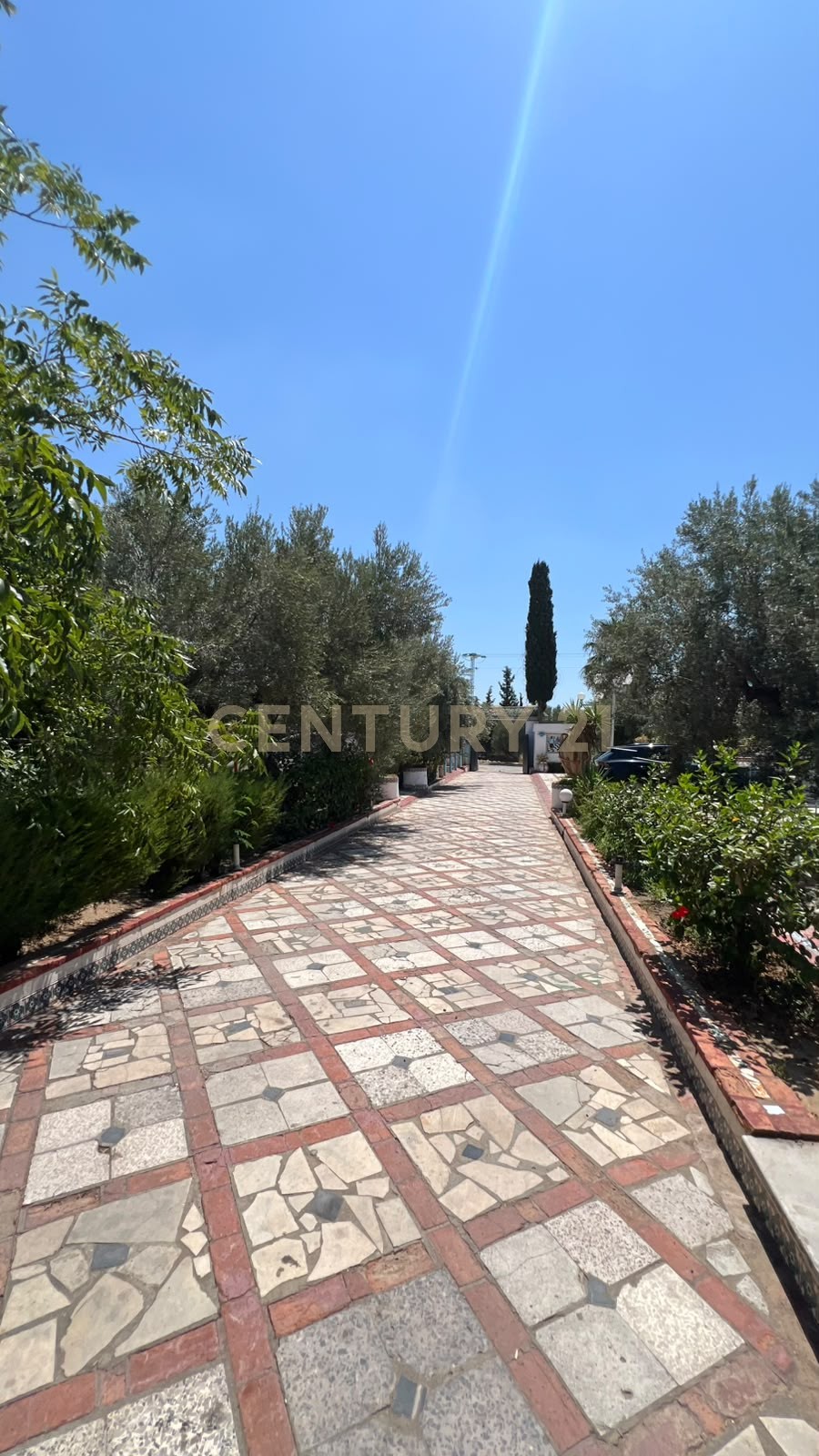 À VENDRE:PROPRIÉTÉ À FORT POTENTIEL – 6 767 M² : VILLA + 3 HANGARS – HENCHIR EL HAOUARIA- NABEUL