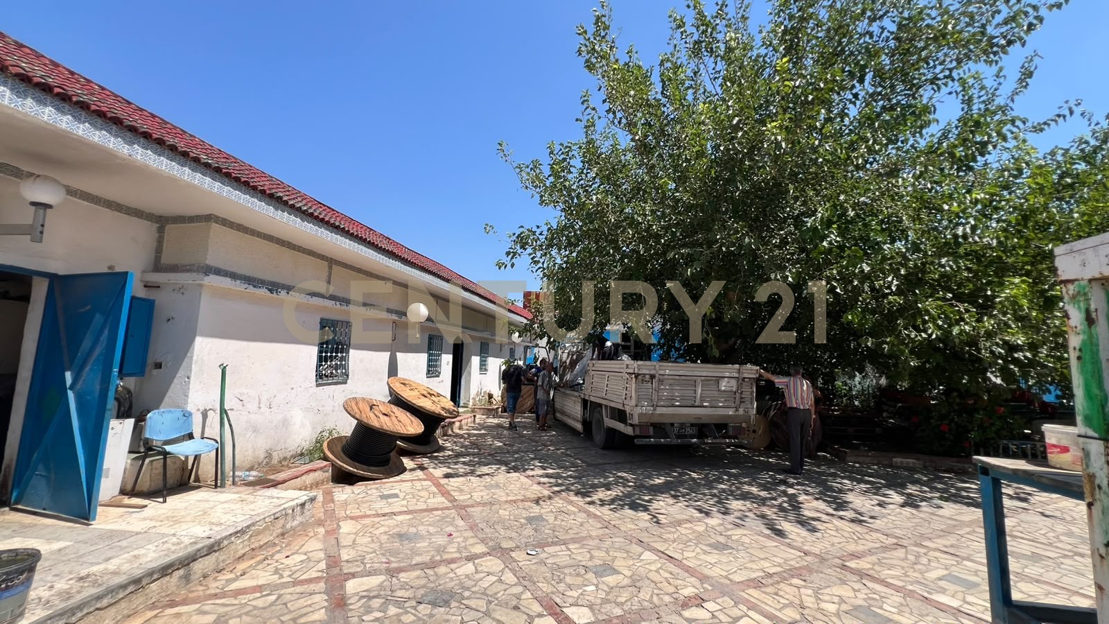 À VENDRE:PROPRIÉTÉ À FORT POTENTIEL – 6 767 M² : VILLA + 3 HANGARS – HENCHIR EL HAOUARIA- NABEUL