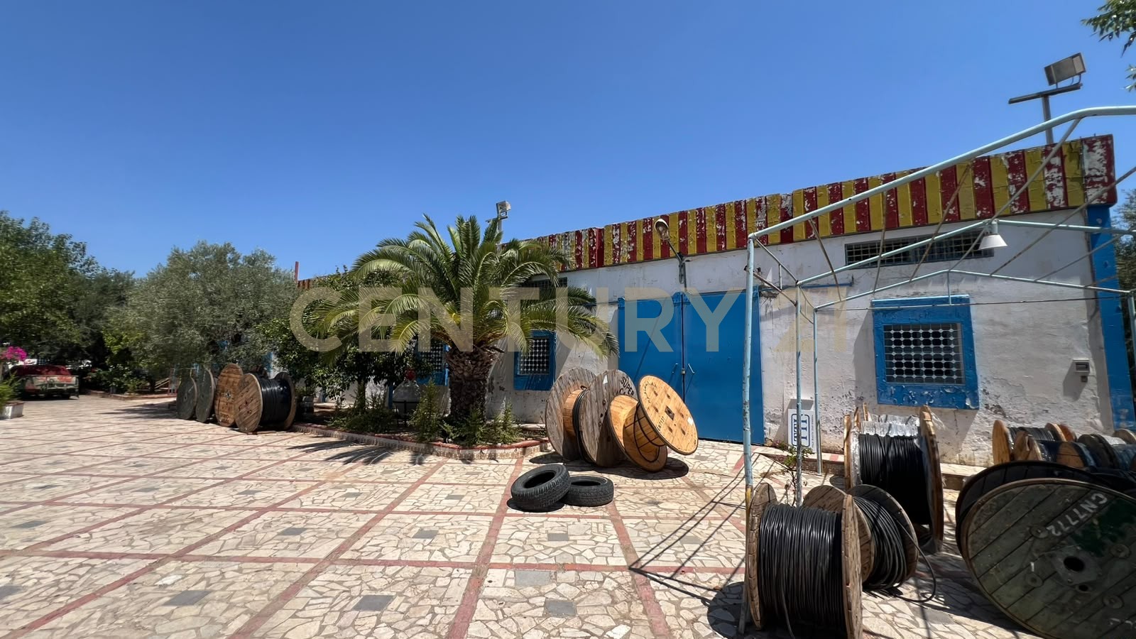 À VENDRE:PROPRIÉTÉ À FORT POTENTIEL – 6 767 M² : VILLA + 3 HANGARS – HENCHIR EL HAOUARIA- NABEUL