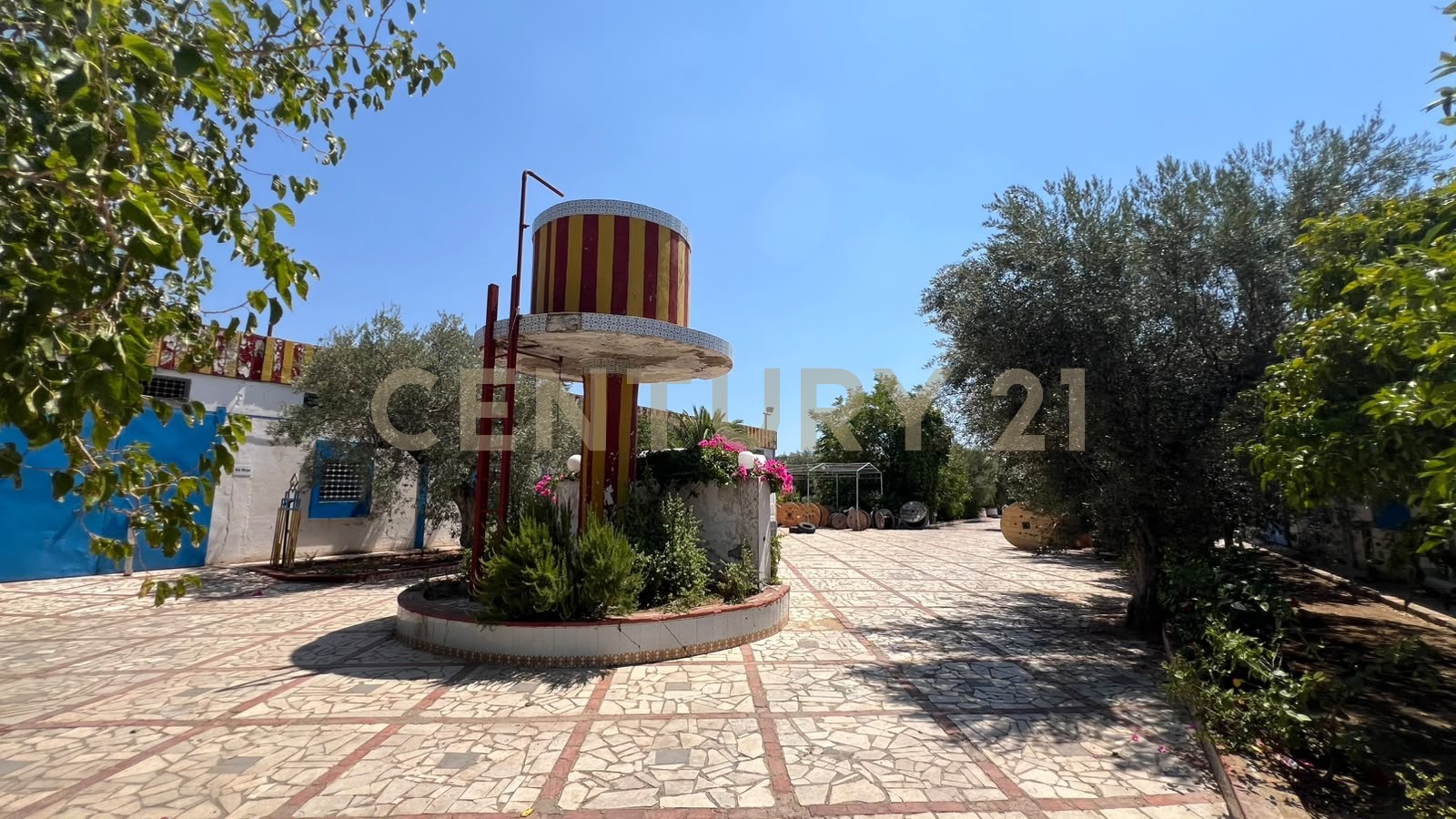 À VENDRE:PROPRIÉTÉ À FORT POTENTIEL – 6 767 M² : VILLA + 3 HANGARS – HENCHIR EL HAOUARIA- NABEUL