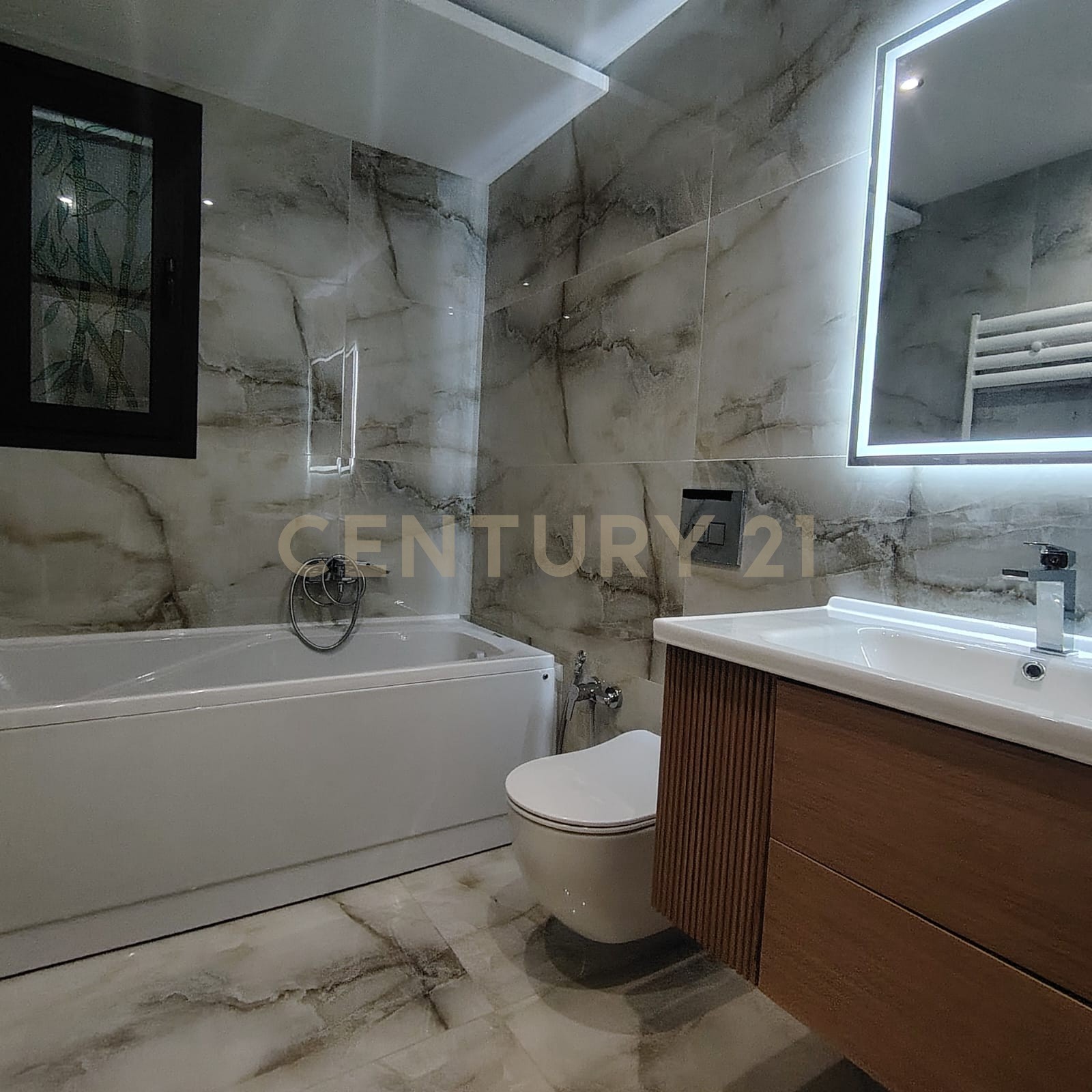 À vendre un appartement S+3 Direct Promoteur situé à Cite Ennasr 1