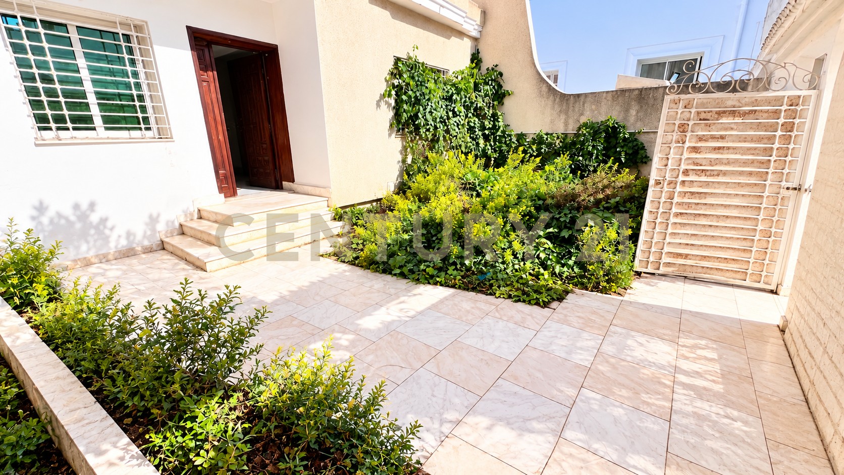 Villa S+4 à vendre à El Menzah 9 - 257 m² – photo 1 sur 6