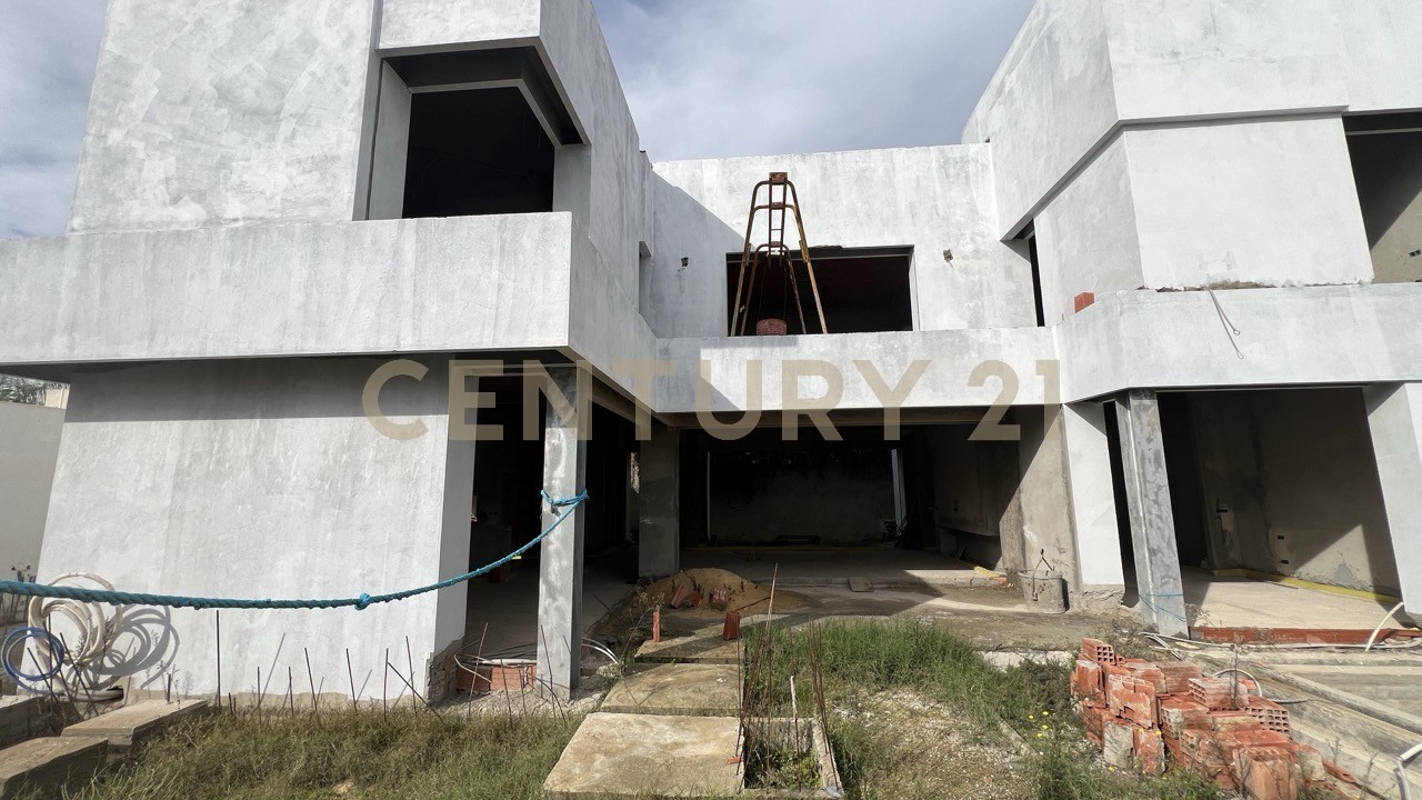 À vendre villa inachevée  S+4 Chotrana 2