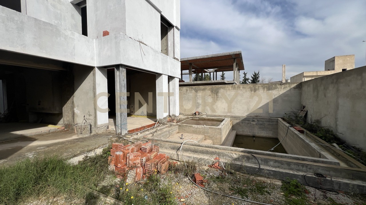 À vendre villa inachevée  S+4 Chotrana 2