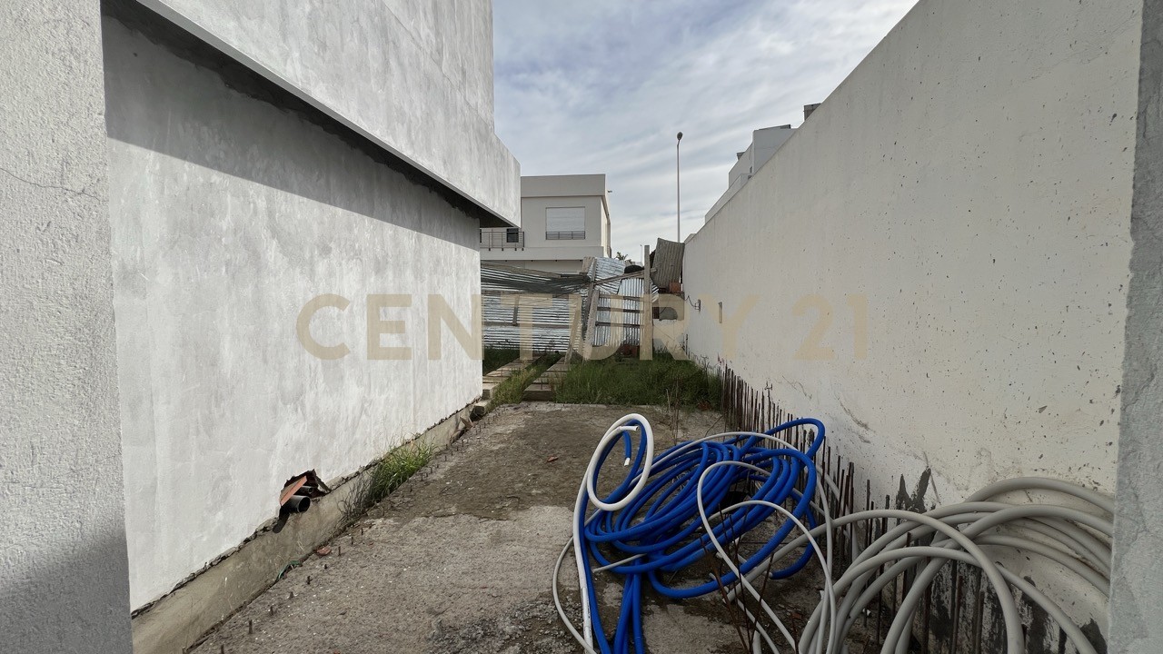 À vendre villa inachevée  S+4 Chotrana 2