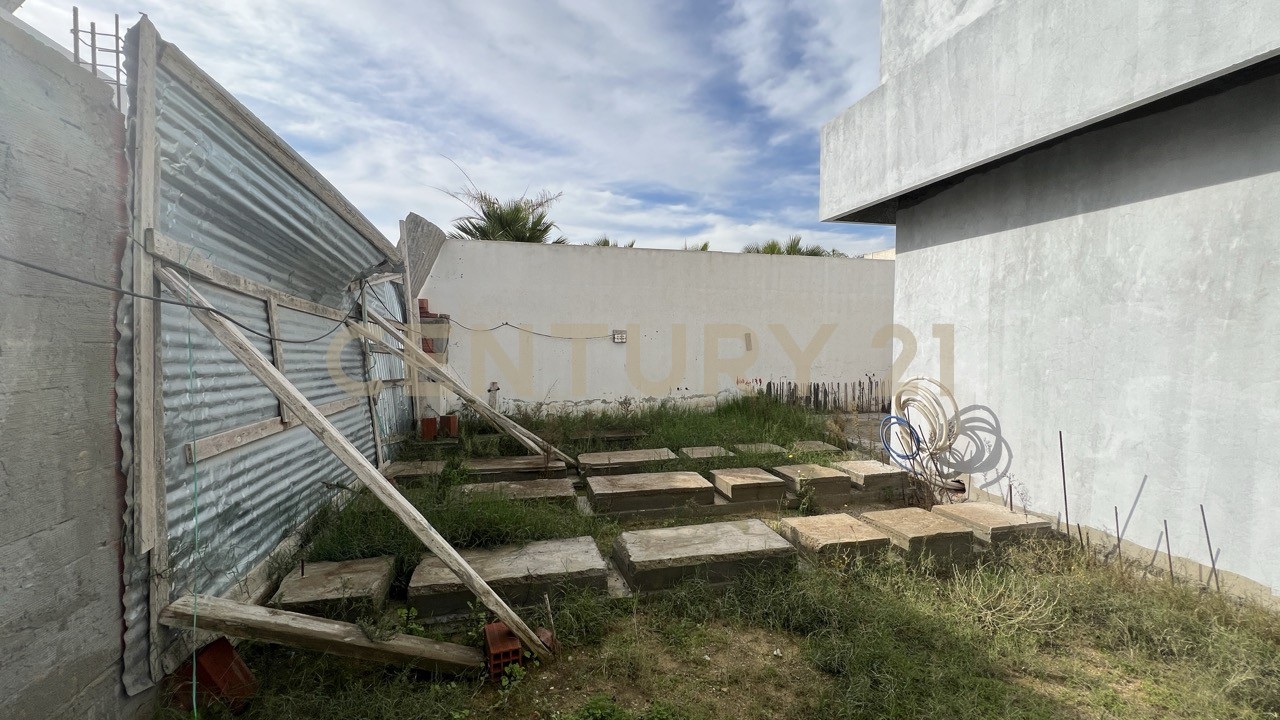 À vendre villa inachevée  S+4 Chotrana 2