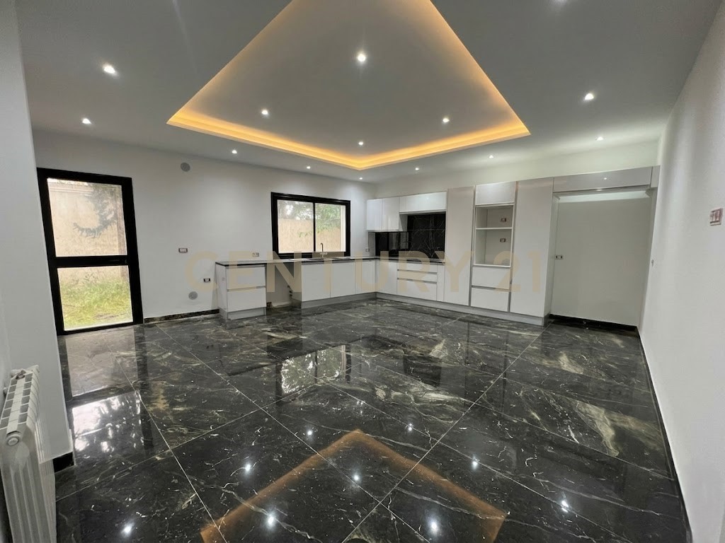 Une Villa sur deux niveaux indépendant situé a la soukra