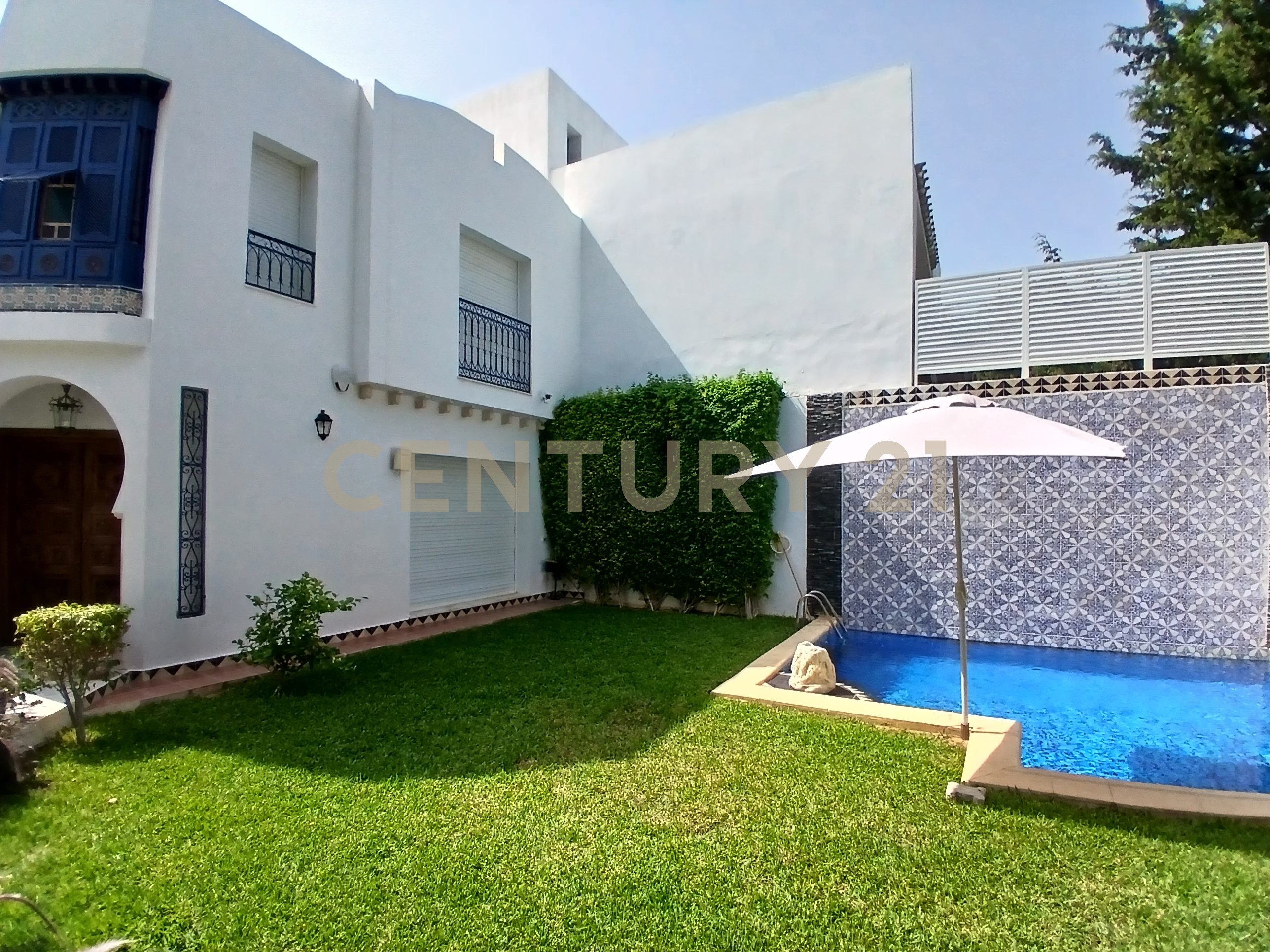 À Vendre – Villa jumelée S+3 avec Piscine et Jardin à Gammarth Supérieur