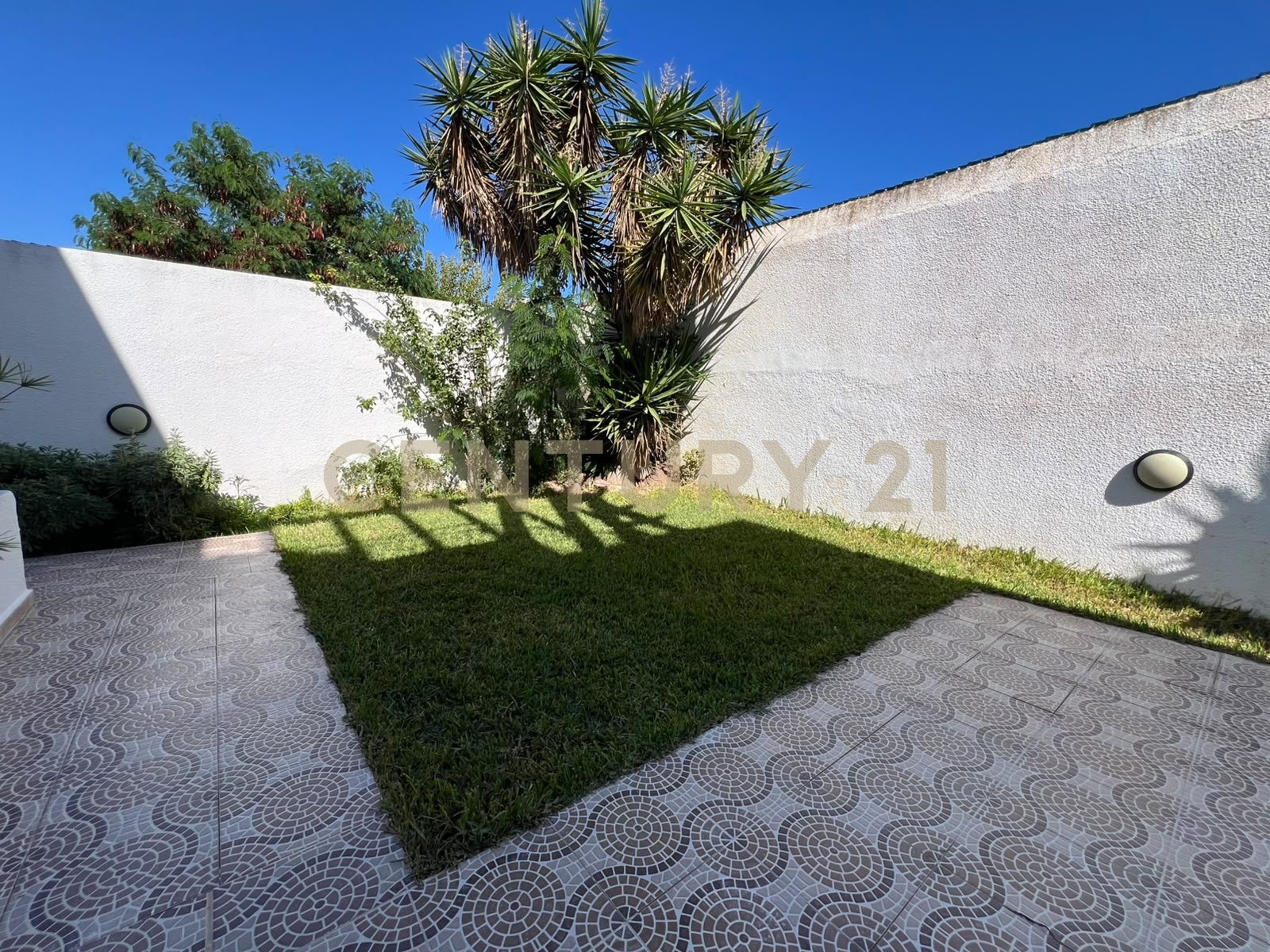 Villa S+3 à louer à Cité Ettabek - 400 m² – photo 2 sur 8