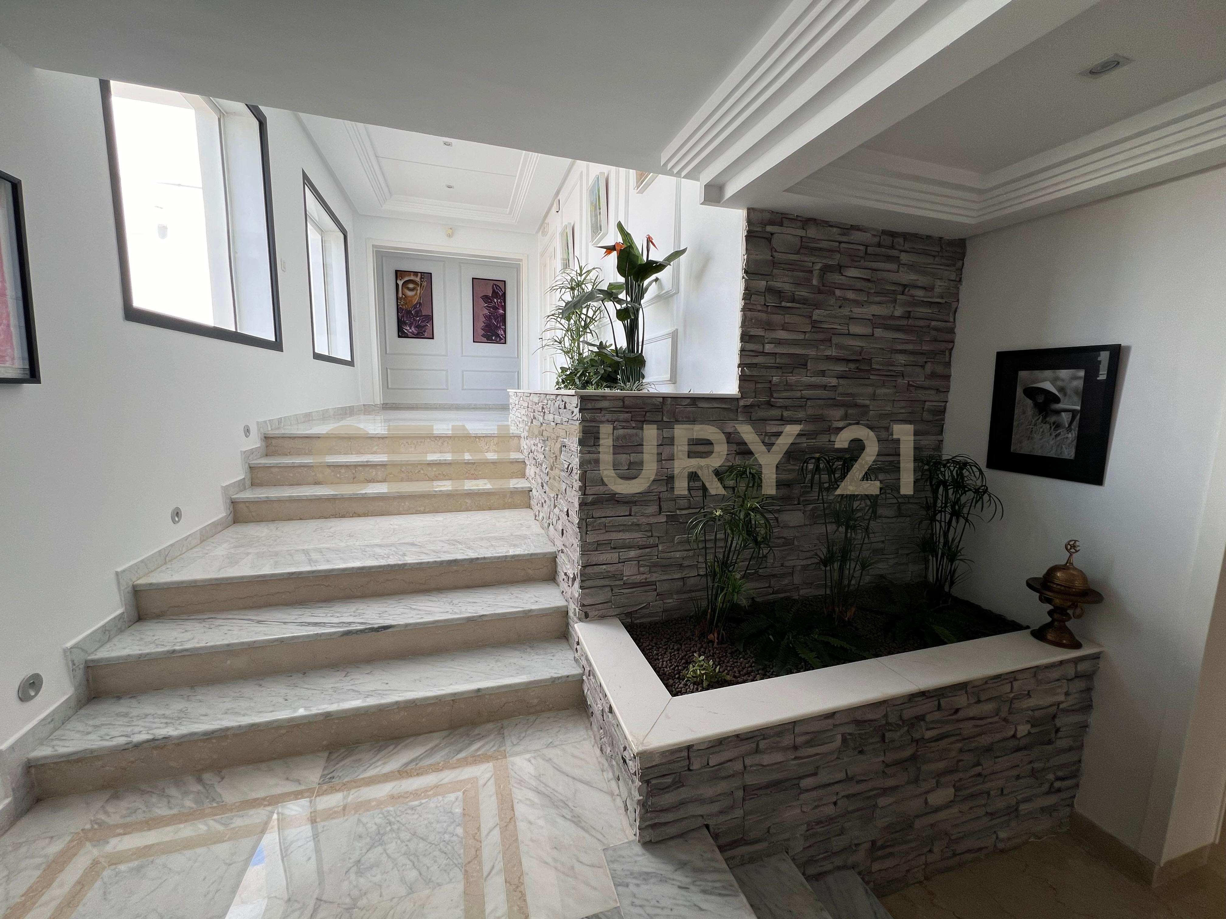 À louer appartement S+4 de 750m² à Cite Ennasr 2