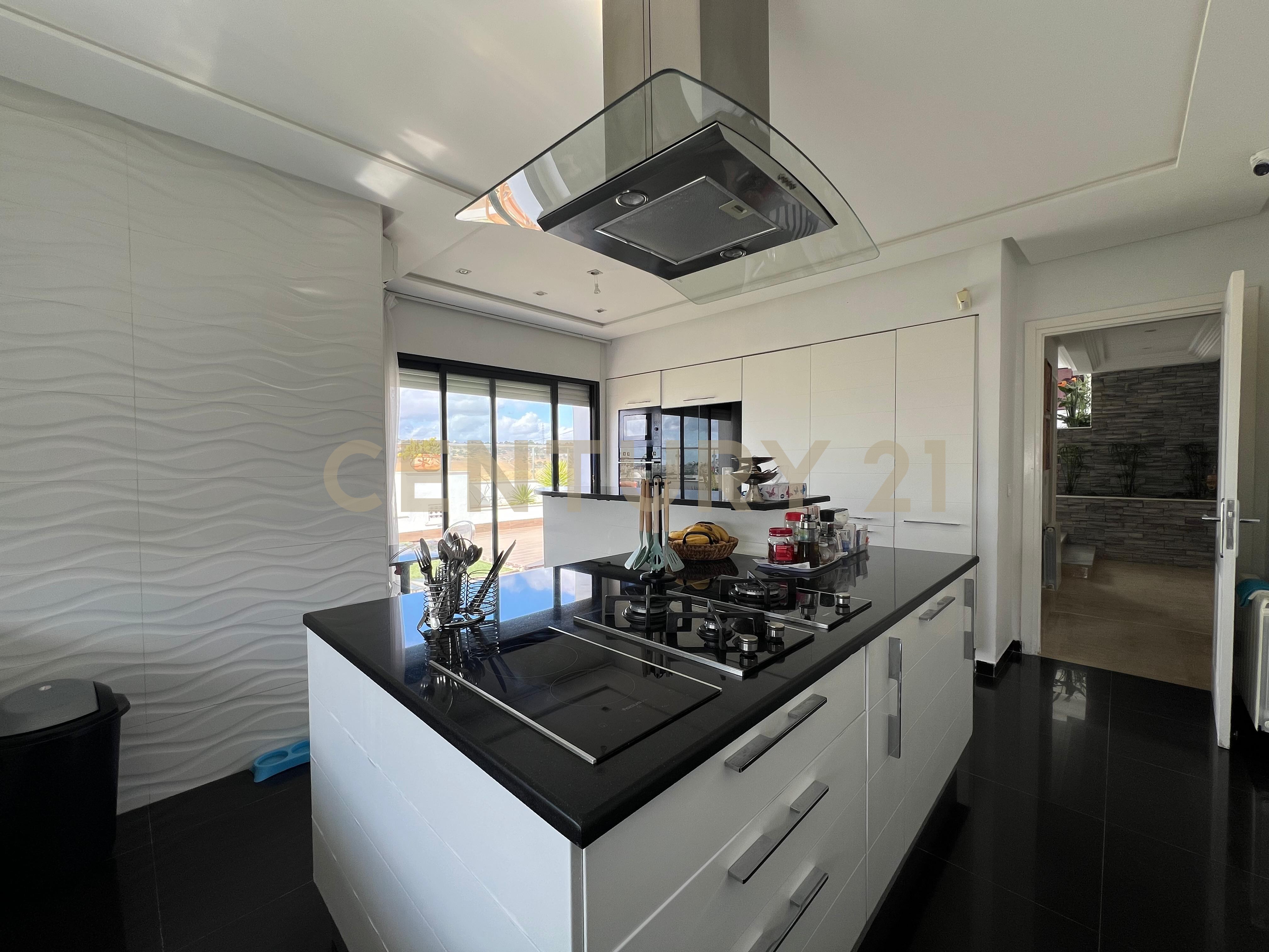 À louer appartement S+4 de 750m² à Cite Ennasr 2