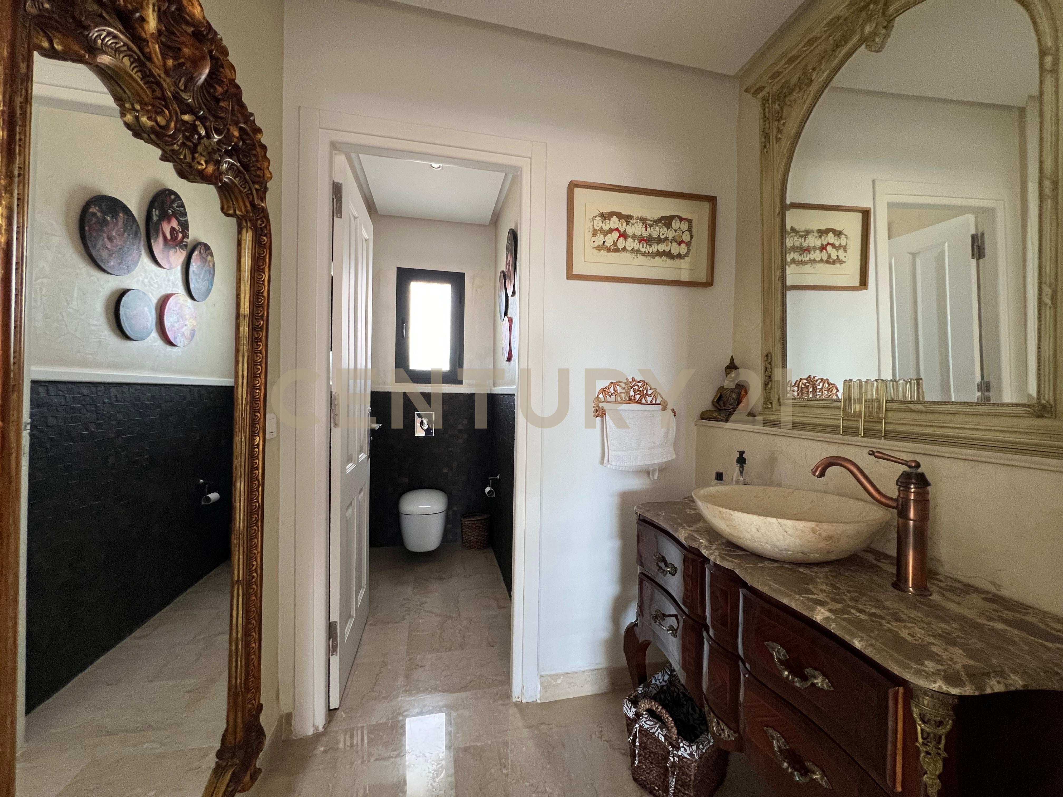 À louer appartement S+4 de 750m² à Cite Ennasr 2