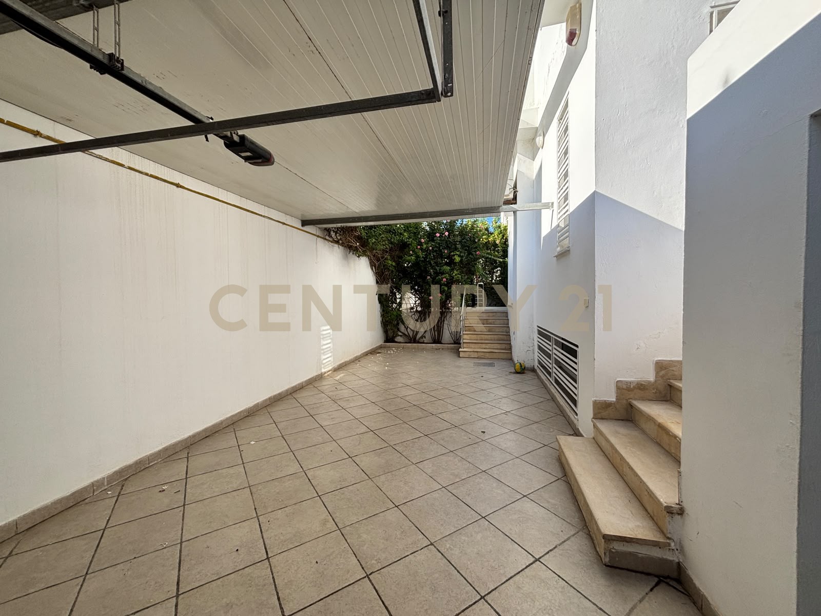 À louer villa S+4 Ain Zaghouan Nord