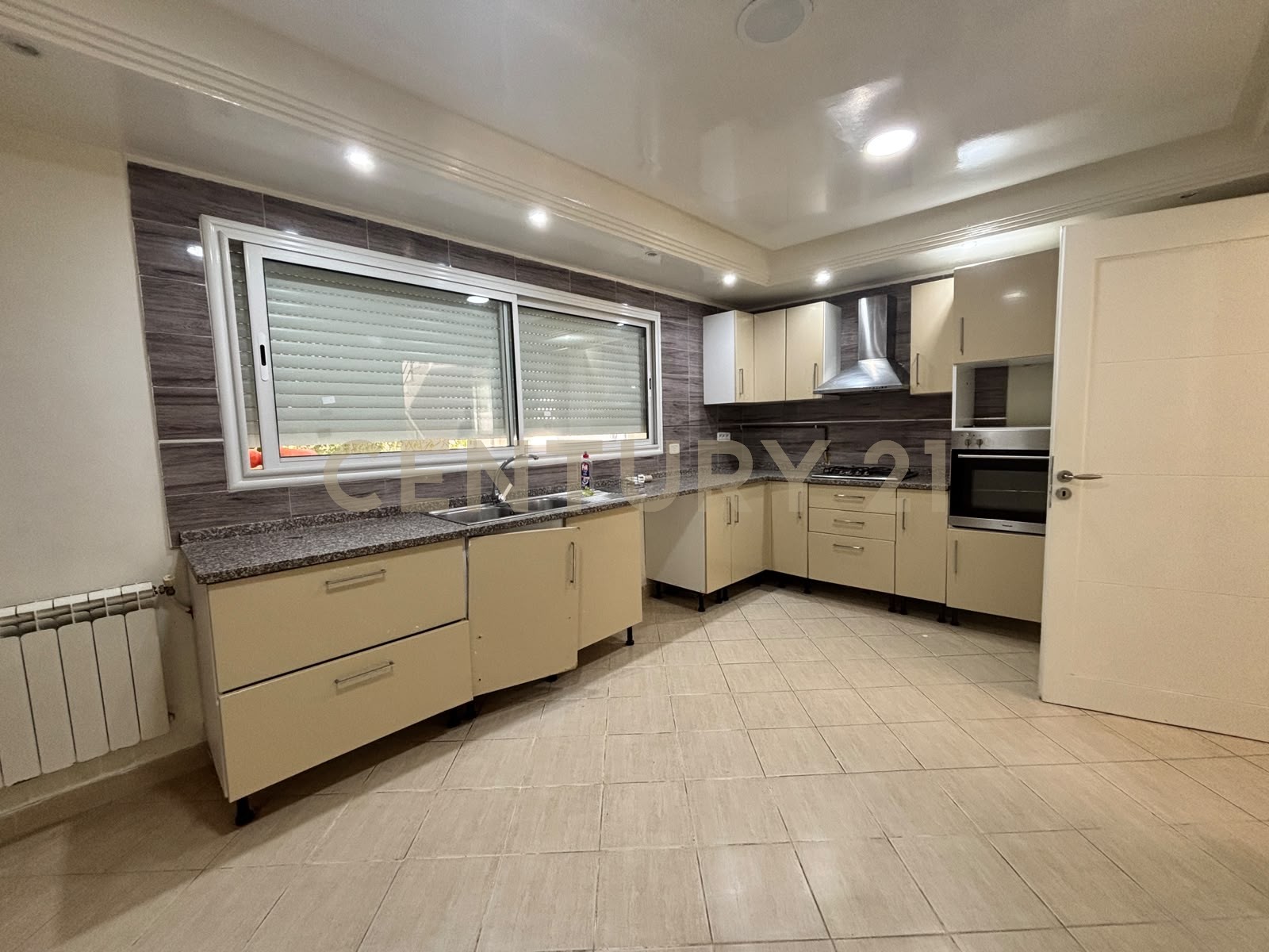 À louer villa S+4 Ain Zaghouan Nord