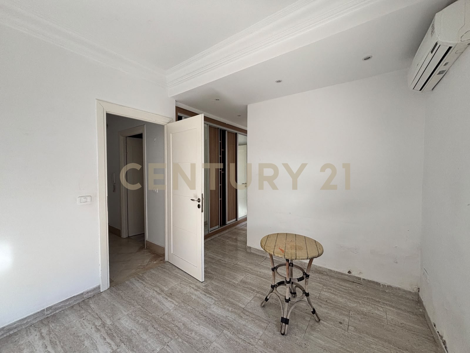 À louer villa S+4 Ain Zaghouan Nord