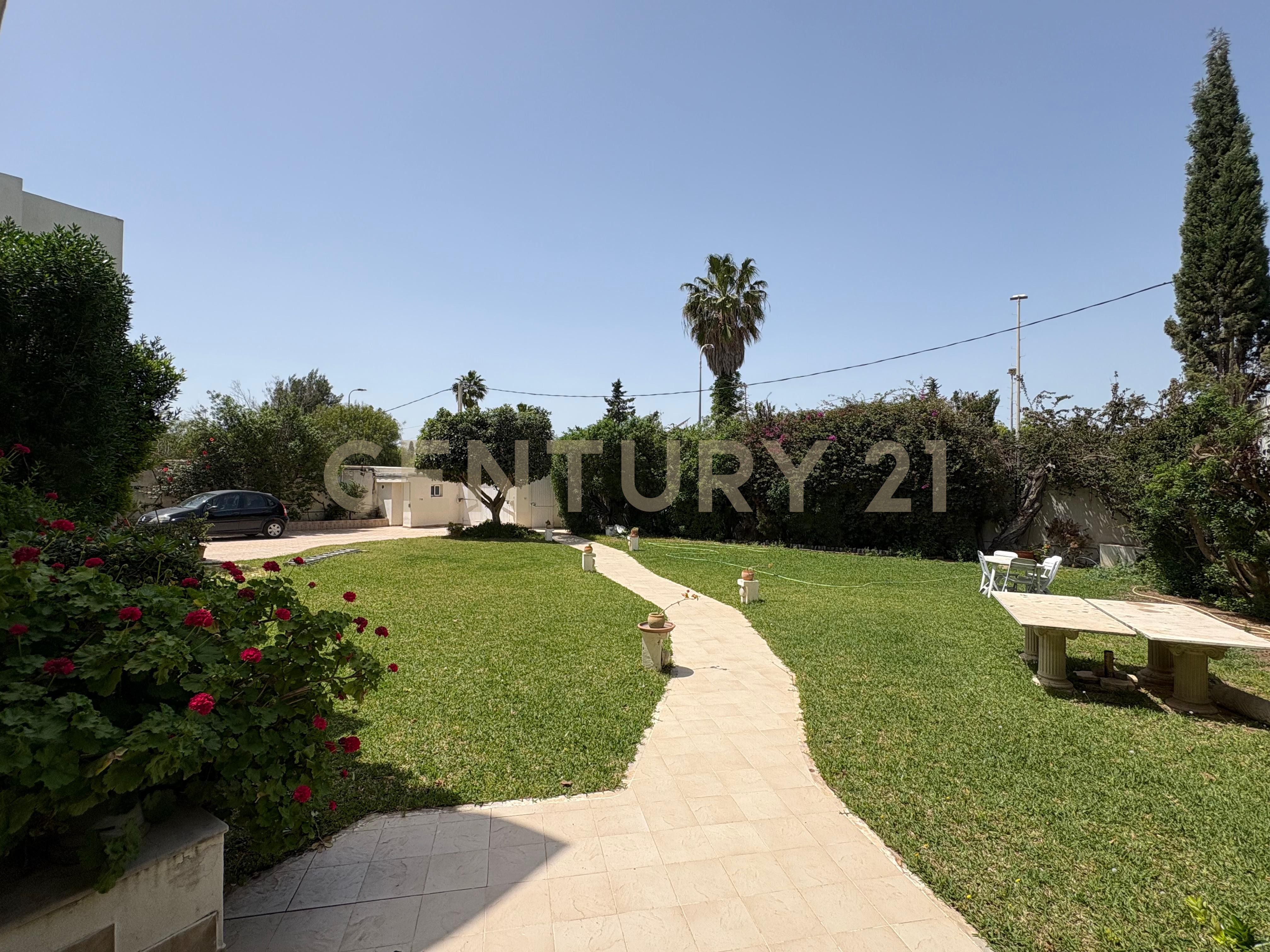 À vendre villa S+5 La Soukra