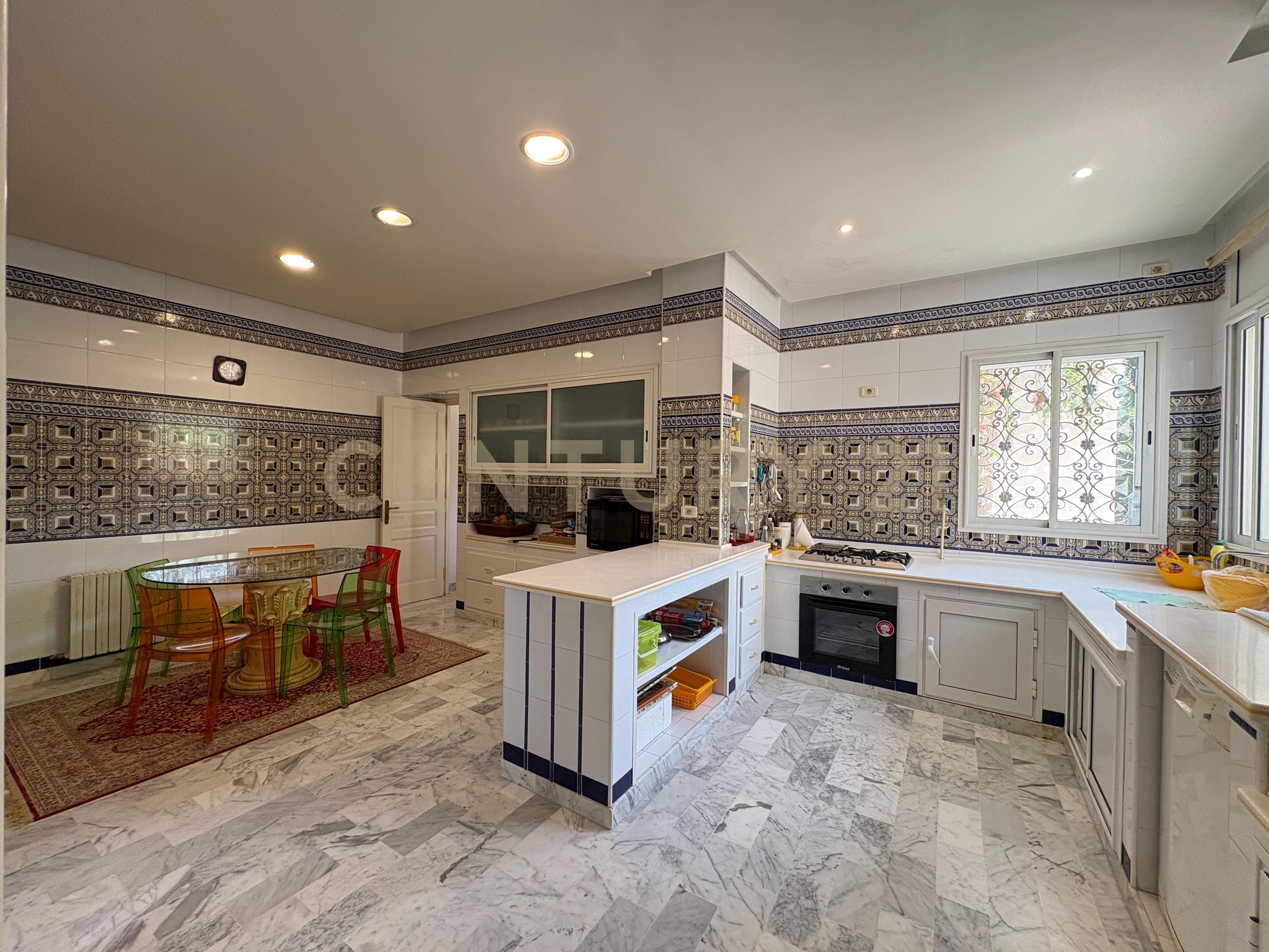 À vendre villa S+5 La Soukra