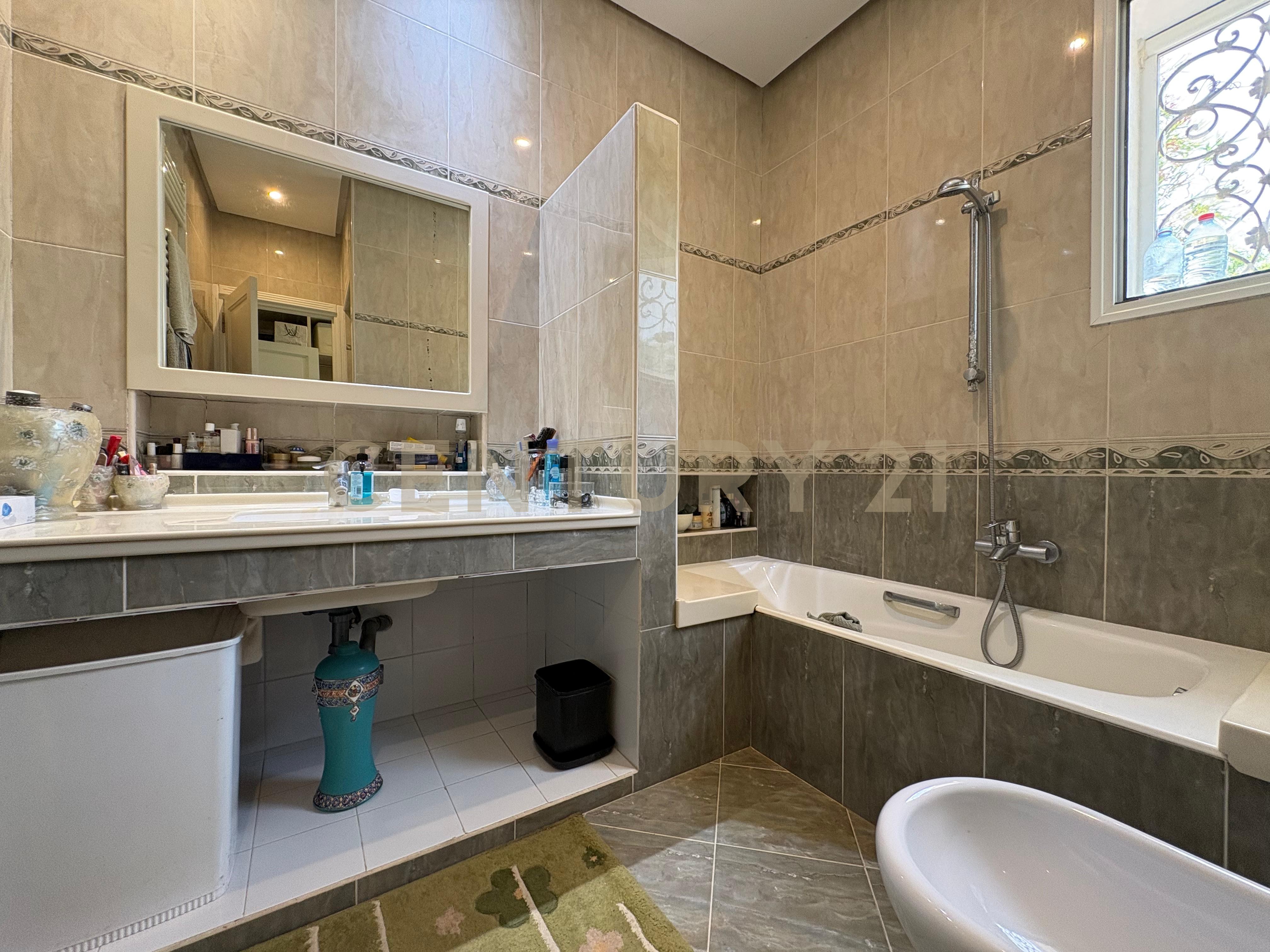 À vendre villa S+5 La Soukra
