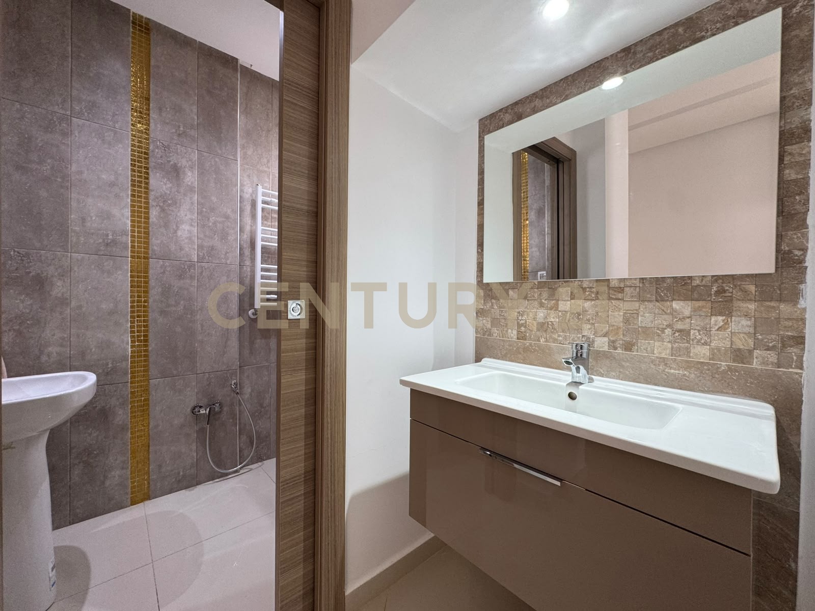 Villa S+5 à louer à Chotrana 1 - 320 m² – photo 3 sur 13
