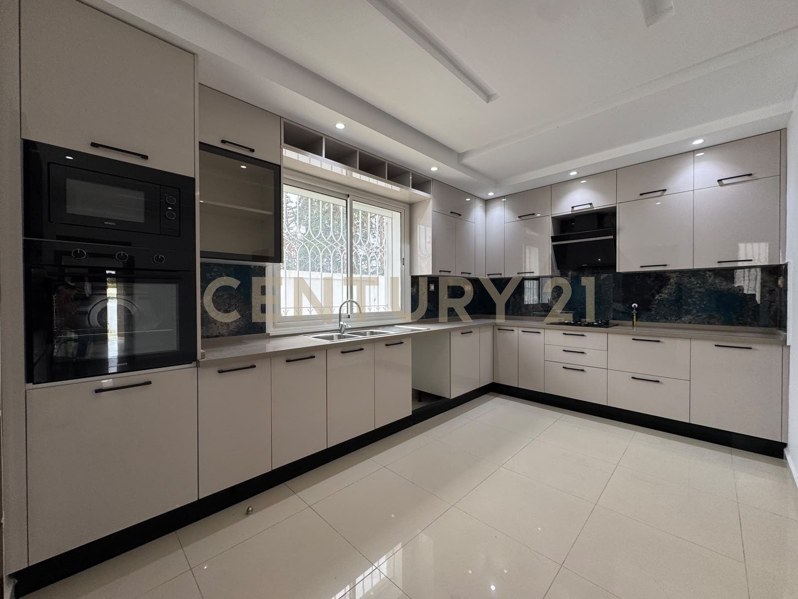 Villa S+5 à louer à Chotrana 1 - 320 m² – photo 5 sur 13