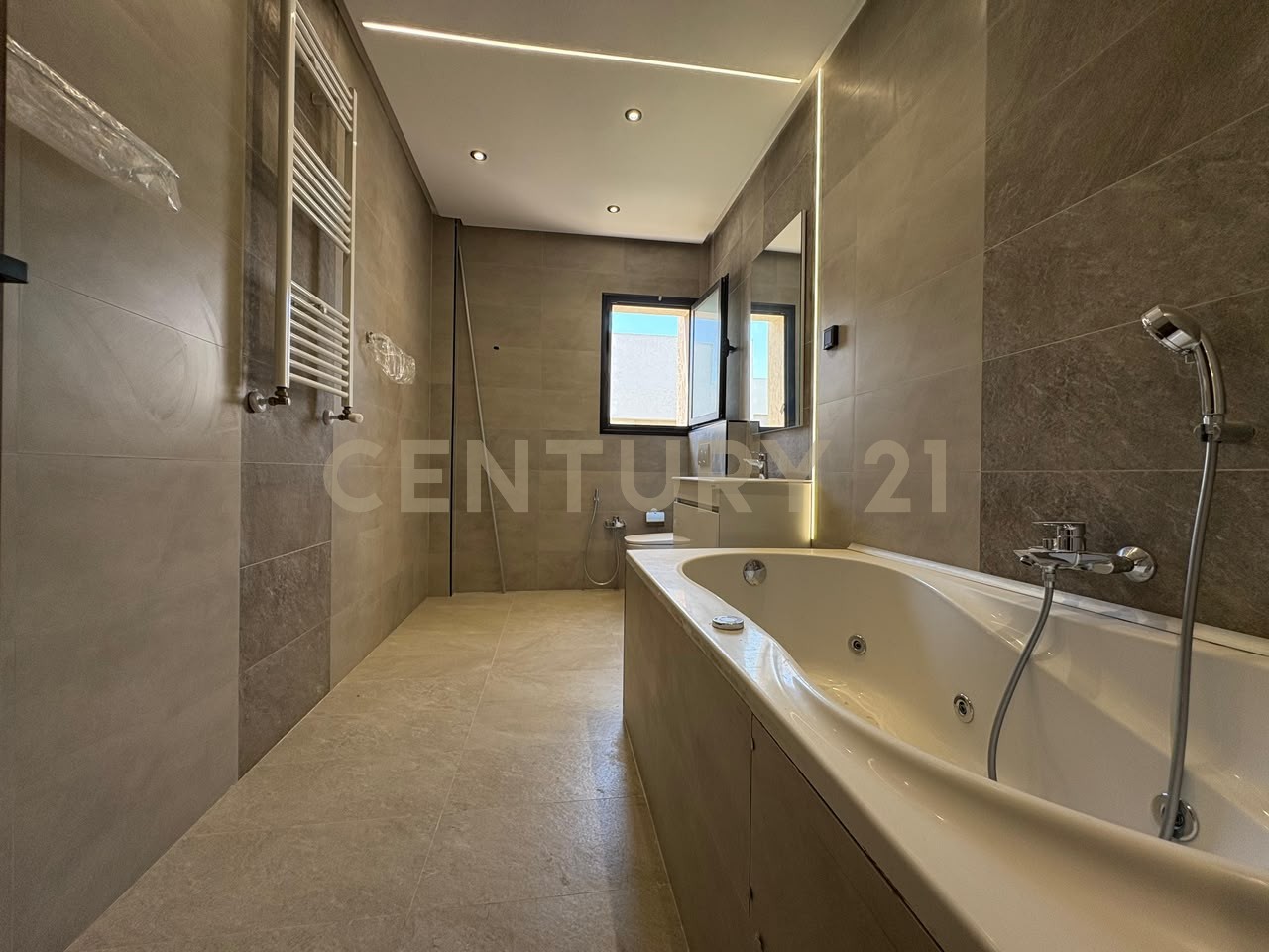 Villa S+4 à vendre à Chotrana 1 - 295 m² – photo 15 sur 16